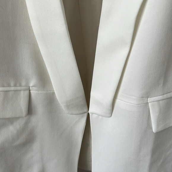 Like new white Express boyfriend blazer - Picture 3 of 4